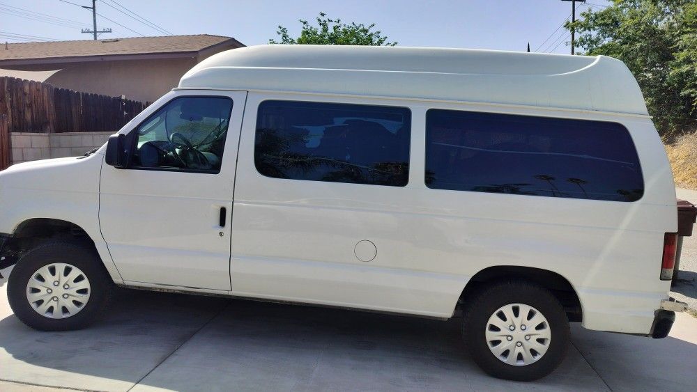 2008 FORD E-150 MEDI-VAN WITH WHEELCHAIR LIFT