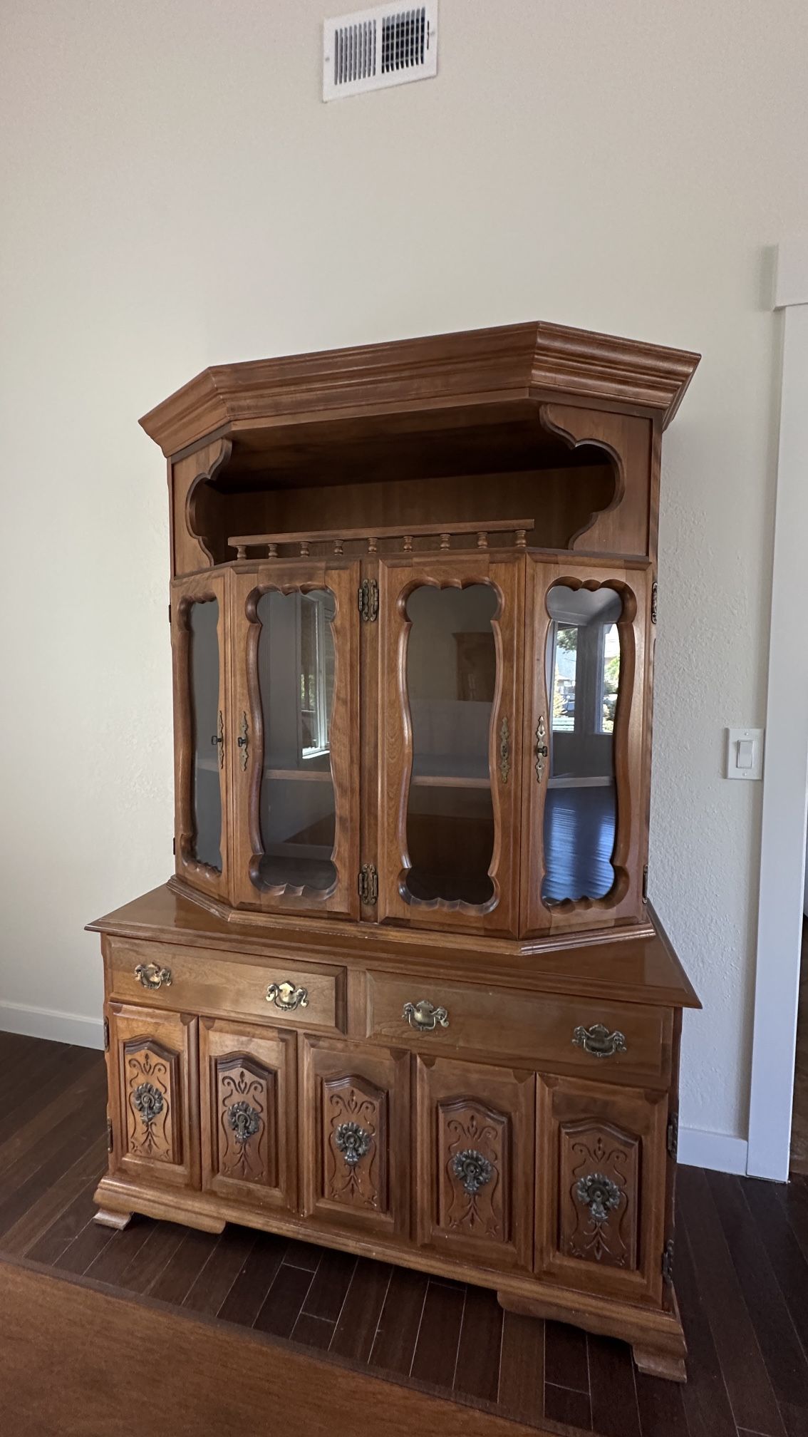 Hutch/China Cabinet