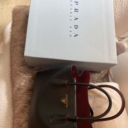 Prada Purse. SERIOUS Buyers ONLY. MUST Meet At Bank. 