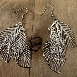 Ladies Leaf Earrings In Silver And In Gold 