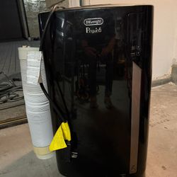 Delonghi Pinguino Portable AC Unit. 14,000 BTU 