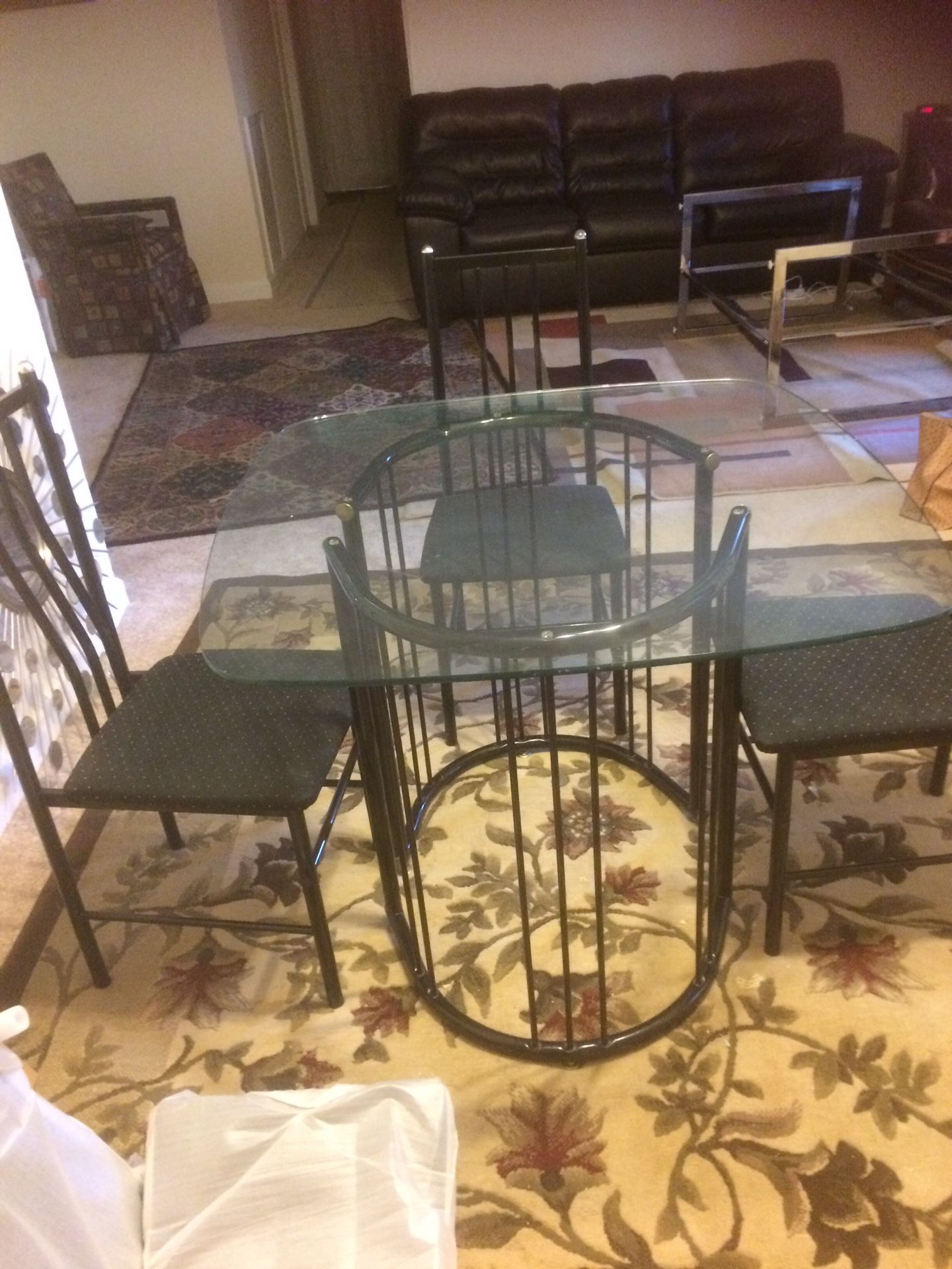 Mesa de vidrio con 4 sillas