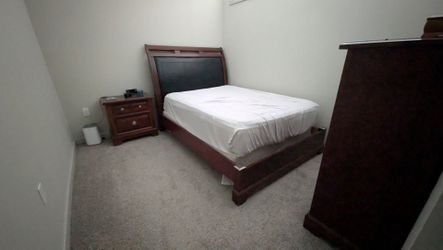 Queen size bed.