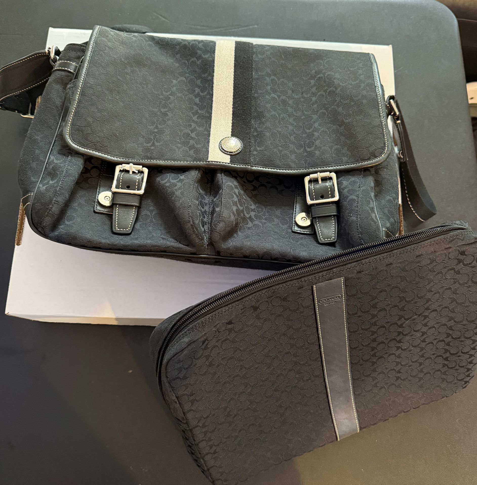 COACH 70183 SIGNATURE VOYAGER CROSS BODY / MESSENGER BAG 14x12x5” With Laptop Bag