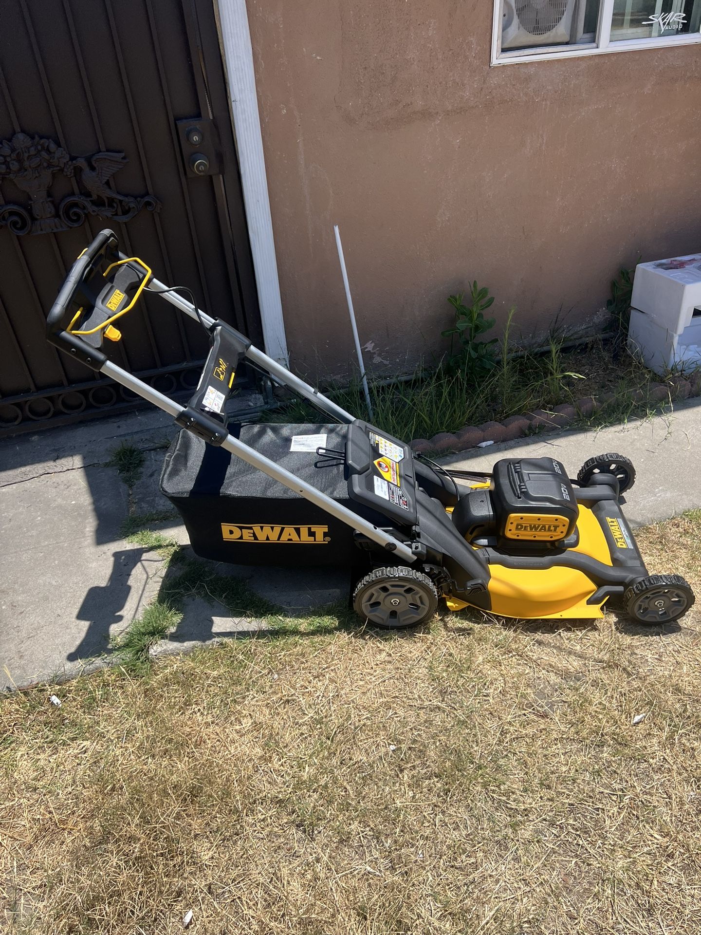 DEWALT 2x20V MAX 21 Cordless Battery Powered Push Lawn Mower Only