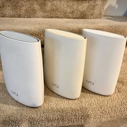 NETGEAR Orbi RBR50 Tri-band WiFi Router + 2 Satellites