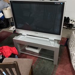 42” HDTV and Table 
