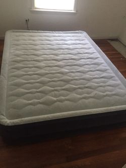 Queen size blow up mattress