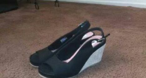 SKECHERS Peep-Toe Wedges (sz6)