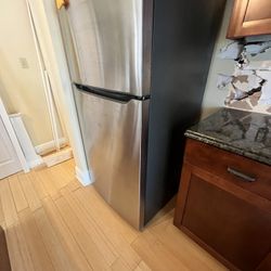 For Sale: Fridgedaire Refrigerator 