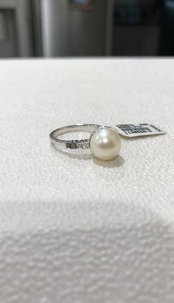 14kt White gold diamond and pearl ring