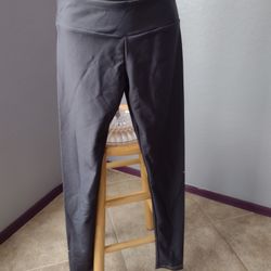 Women's grey small athletic pants by teespring
88% polyester and 12% spandex

