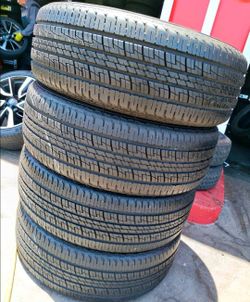 235 65 17 Goodyear tires Con 80% de Vida Las 4