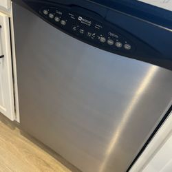 Dishwasher everything works selling cause I don’t need it only $300