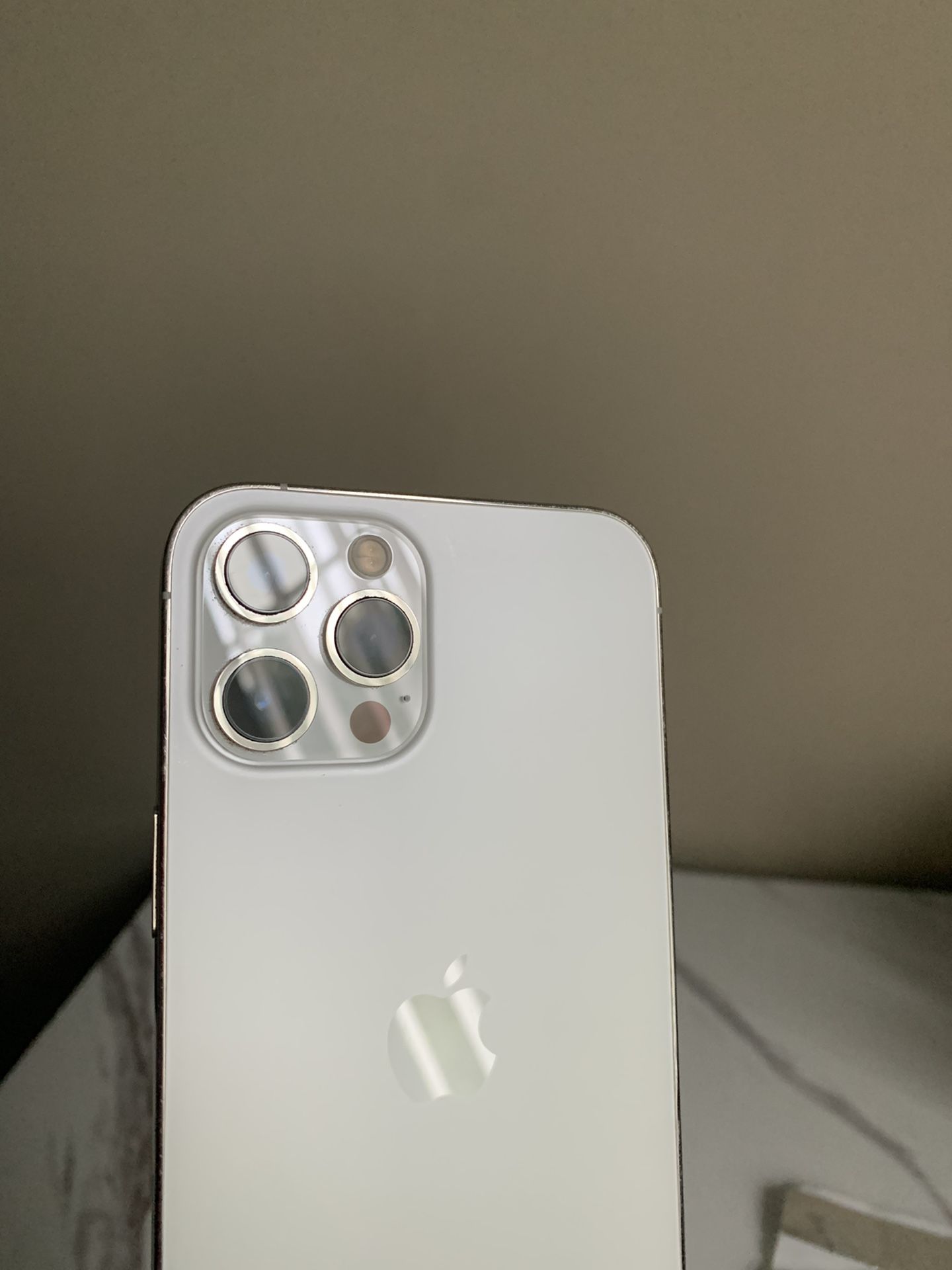 iPhone 12 Pro Max Silver / White 256gb Unlocked Good Condition for Sale in Boynton Beach, FL