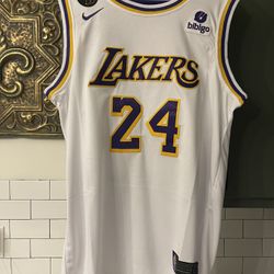 Men’s Kobe Bryant Lakers Jersey Size L.