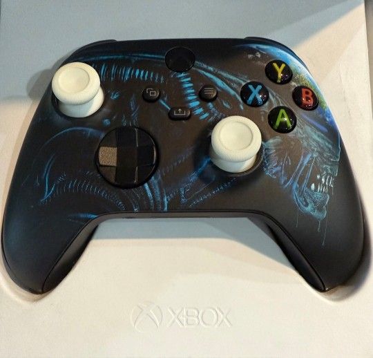 Rare Collectible Xbox Controller - Alien Earth