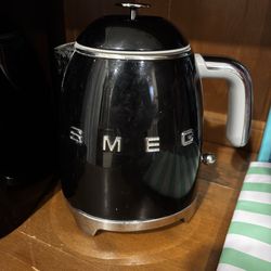 Smeg Mini Electric Tea Kettle