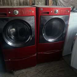 Kenmore Elite gas washer and dryer with a three-month warranty in good condition. Free delivery in the Oakland area. Outside the Oakland area, a small