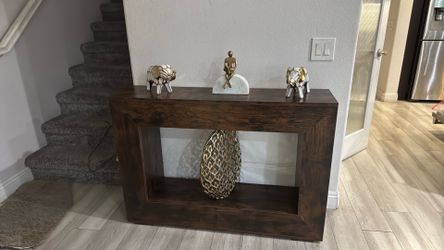 Console with showpieces