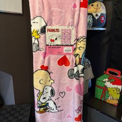 Peanuts Valentine’s Day Plush Throw Blanket