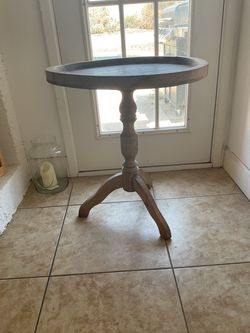 Decorative pottery barn style end table