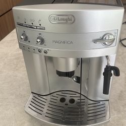 DeLonghi Magnifica ESAM3300 Coffee Machine