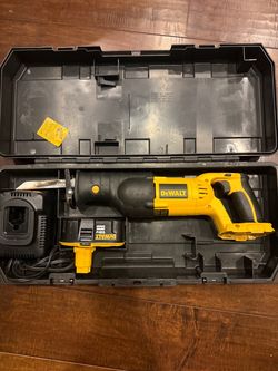 Dewalt DC385 18v battery Sawzall with case battery and charger