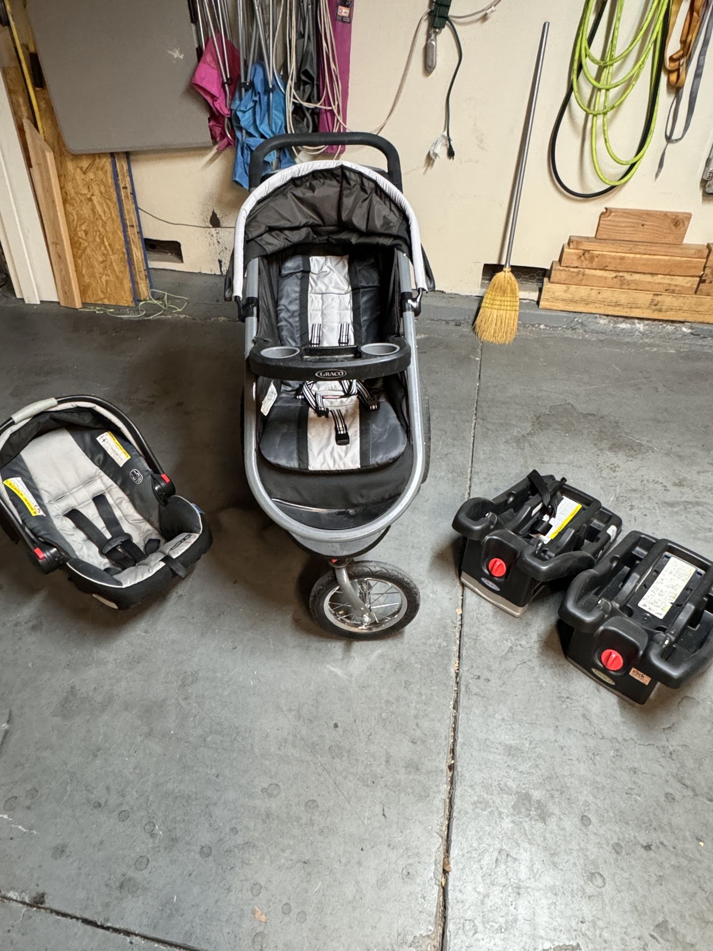 Graco FastAction Fold Jogger Travel System Includes the FastAction