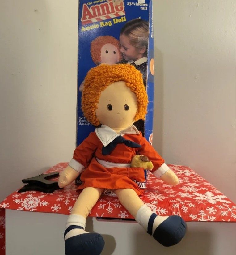 VINTAGE 1982 Annie Rag Doll Knickerbocker 23.5" Tall with Sandy Dog and Box