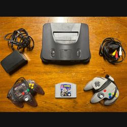 NINTENDO 64 (2 CONTROLLERS/ 2 GAMES)