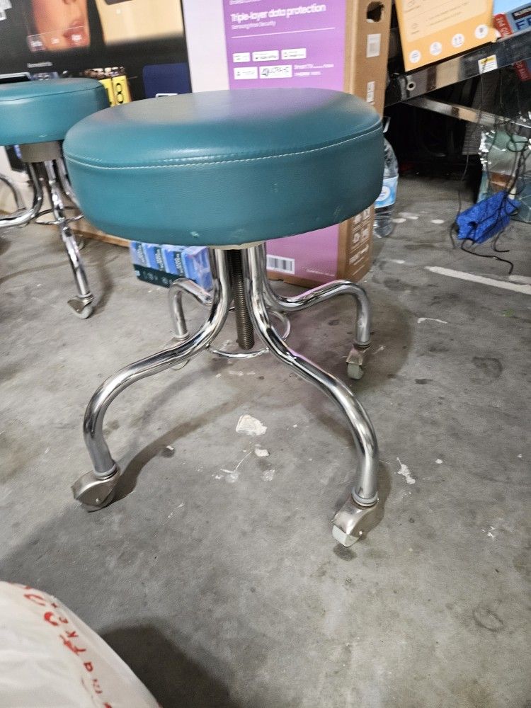 Adjustable bar stool