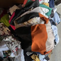 Mas de 400 piezas de ropa usada