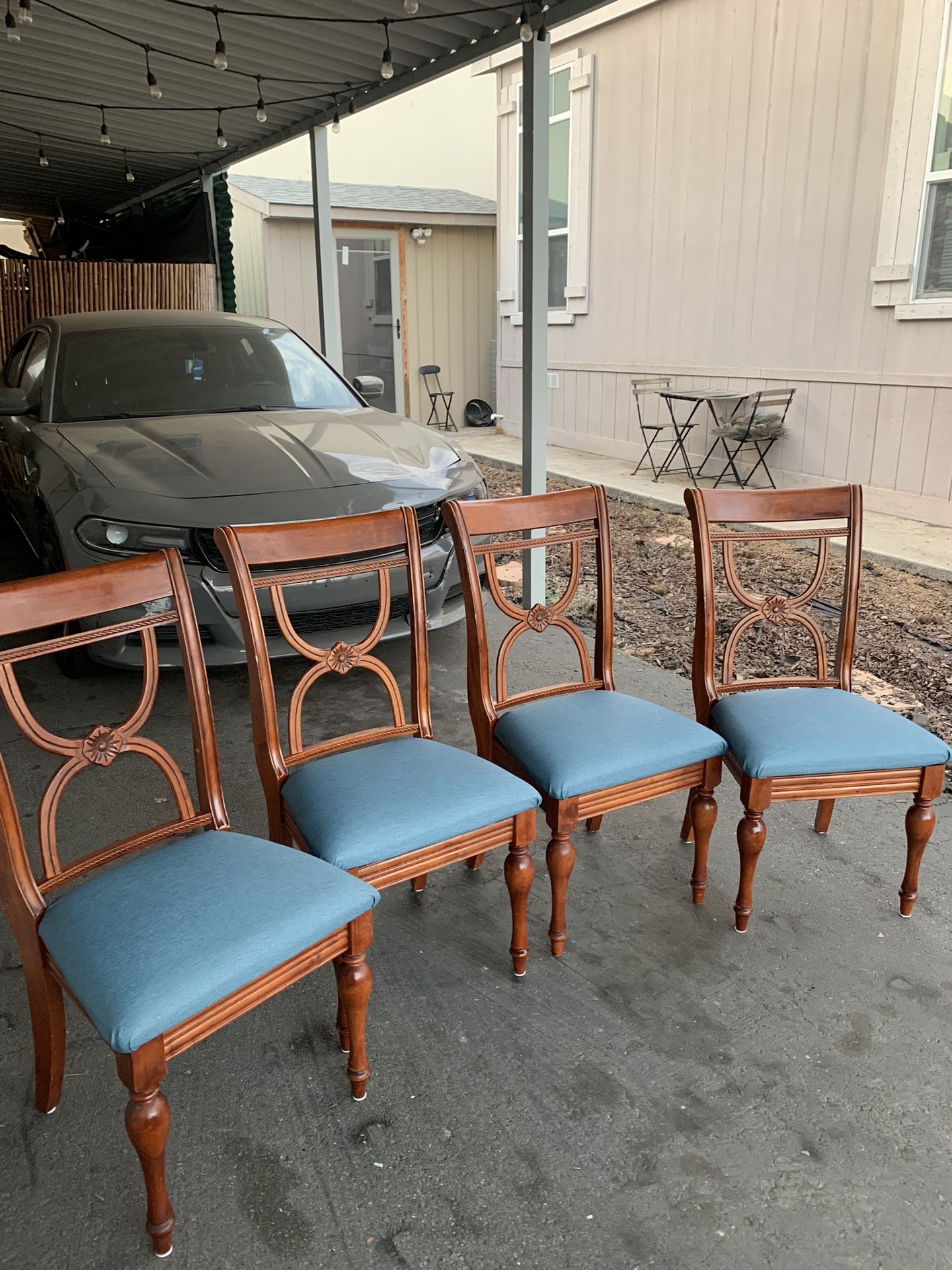 Vendo 4 Sillas 🪑 Recién Tapizadas Casi Nuevas