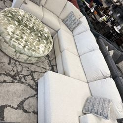 ‼️🚨 Price Drop 🚨‼️ Display Model Sectional 