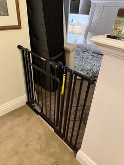 Door gate for pets or kids (fits up to 42 in doors