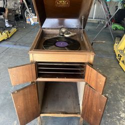 Victrola Victor Talking Machine (Model VV-80)