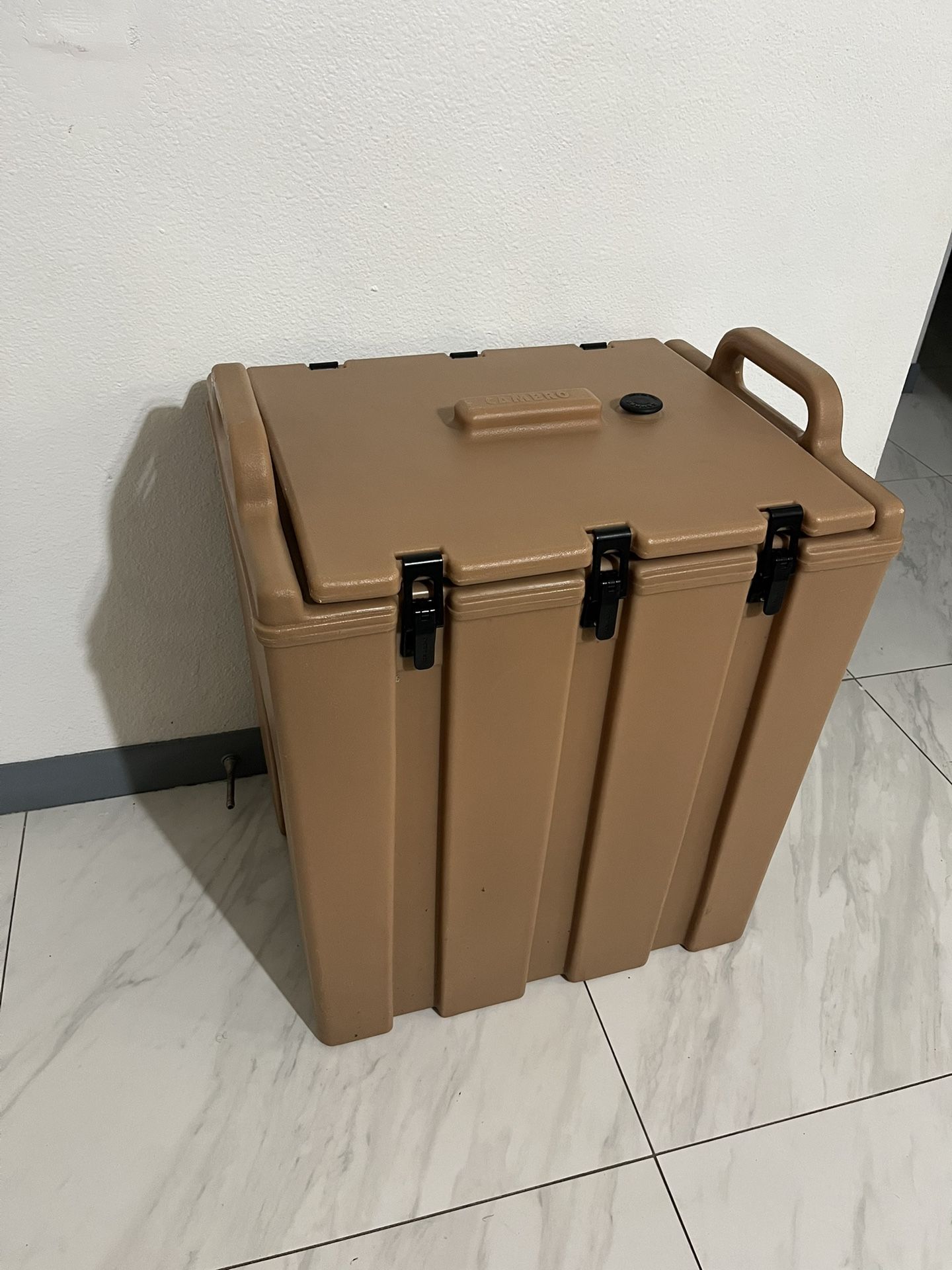 CAMBRO DRINK DISPENSER