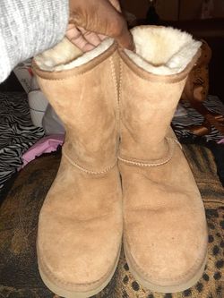 Ladies Uggs sz 8,needs cleaning on heel
