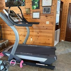 NordicTrack X9i  High-End Incline Trainer, Excellent Condition