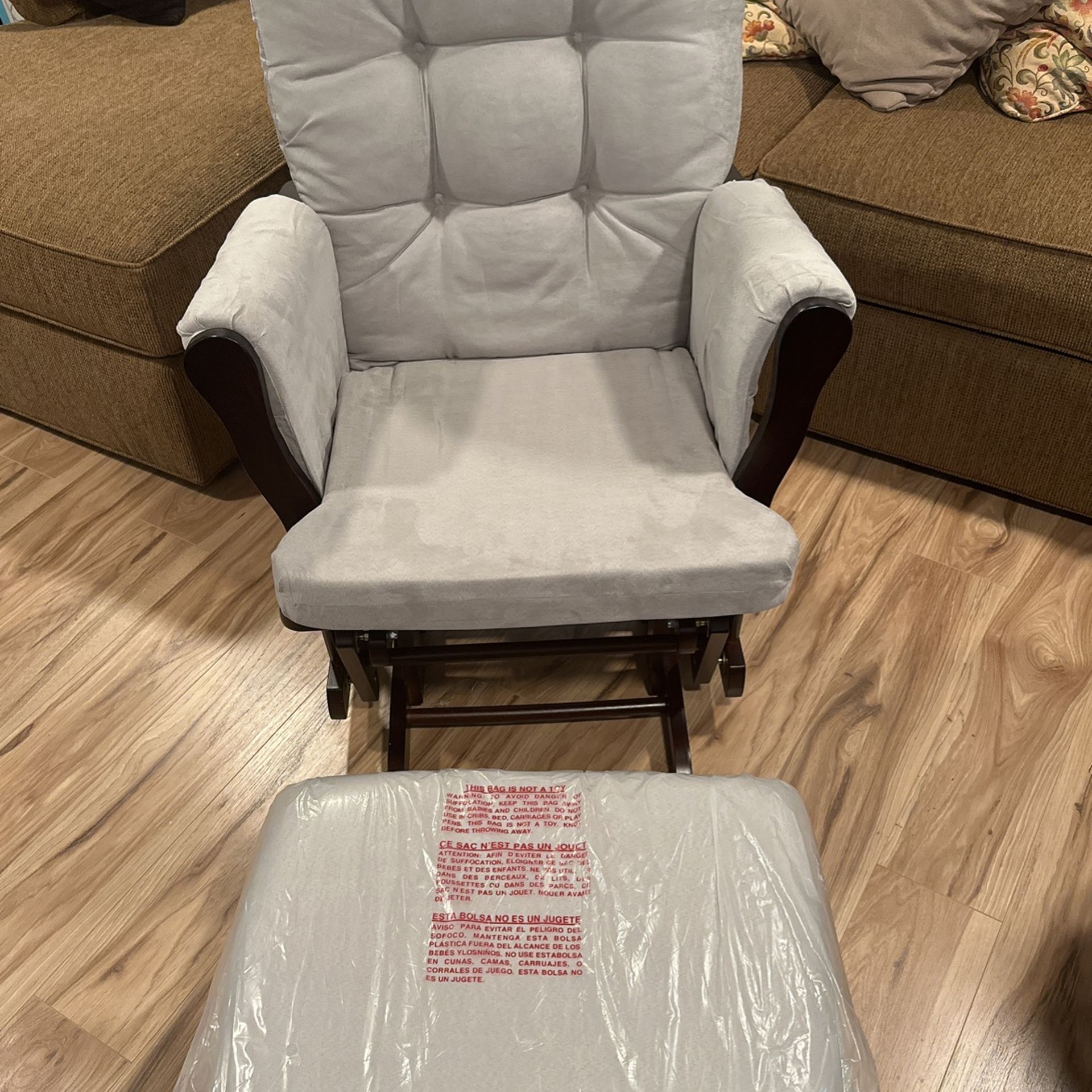 Nursery Rocking Breastfeeding Maternity Chair for Baby Roo