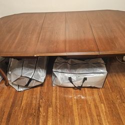 Beautiful Vintage Table With 4 Matching Chairs 