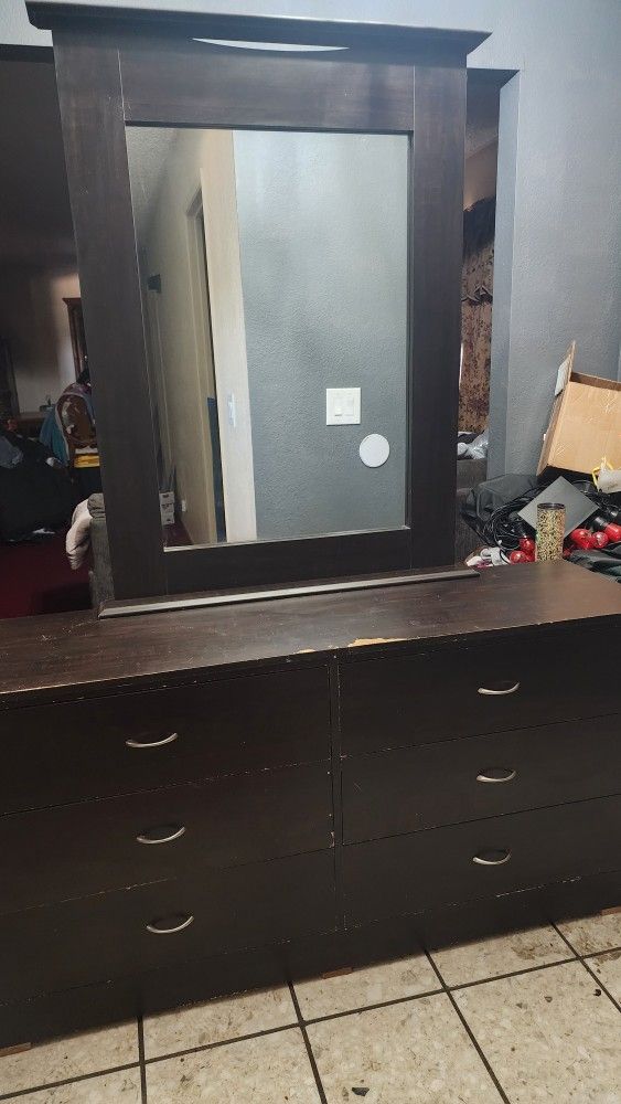 Dresser With Mirror