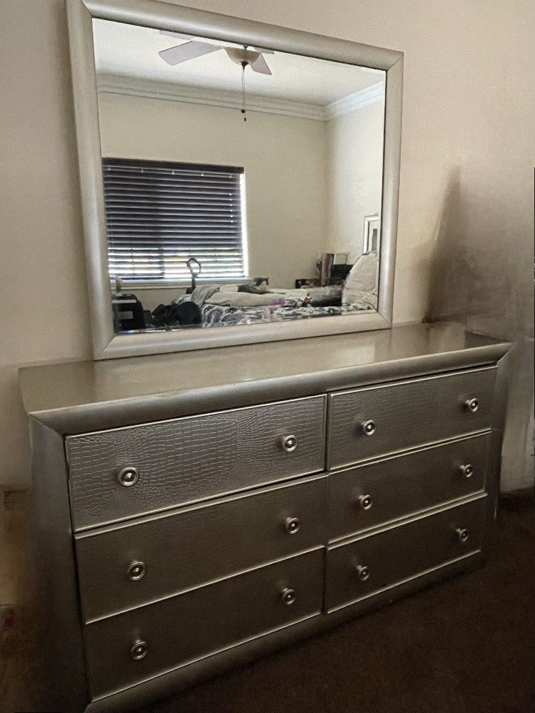 Dresser With Mirror