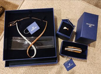 Swarovski Jewelry Set – Necklace, Bracelet, and Ring