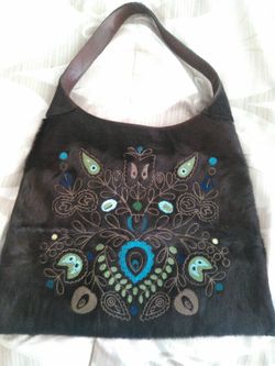 Leather purse with design