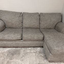 Couch with 4 Pillows