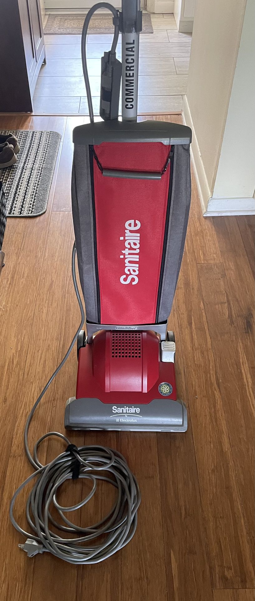 SANITAIRE BY ELECTROLUX SC 9050 UPRIGHT VACUUM CLEANER.