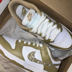 Nike Essential Dunks Size 8 Women 