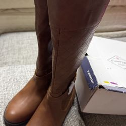 New boots in their box, size 8.